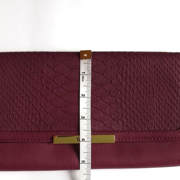 🌸2/$15 sale! GUESS Sandy Travel Clutch in Wine Snake - Picture 5 of 6